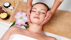 Nên chọn trung tâm làm đẹp uy tín để nặn mụn an toàn và hiệu quả