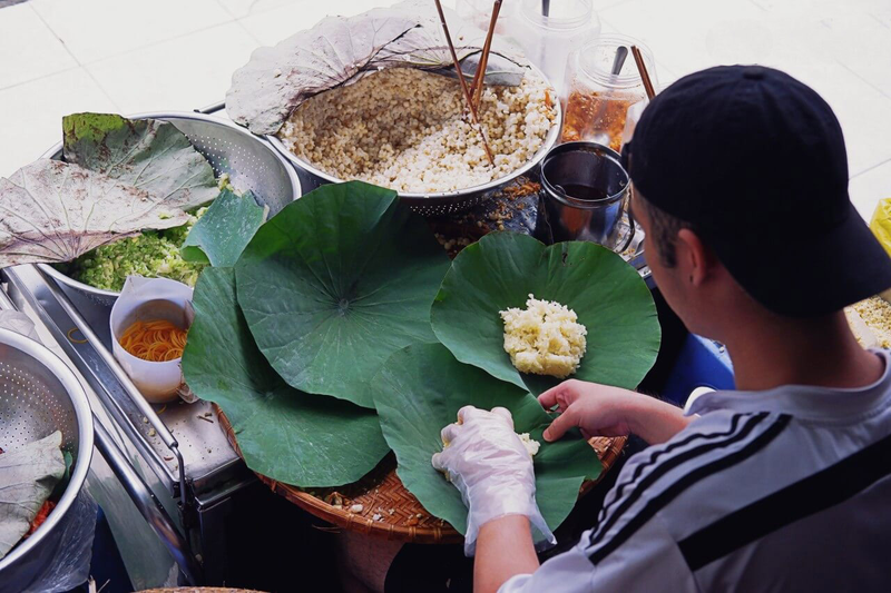 Dễ dàng mua xôi ở những gánh hàng rong