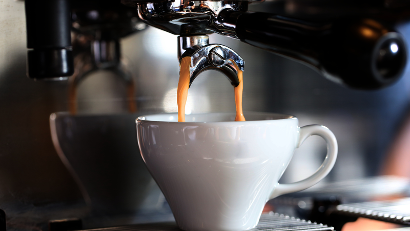 Uống cà phê đen trước khi bắt đầu công việc có thể giúp bạn duy trì sự tập trung