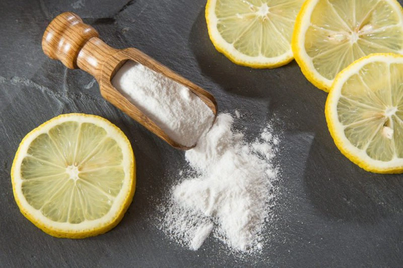 Baking soda giúp tẩy bỏ các tế bào trên môi, mang lại làn môi căng mọng, hồng hào